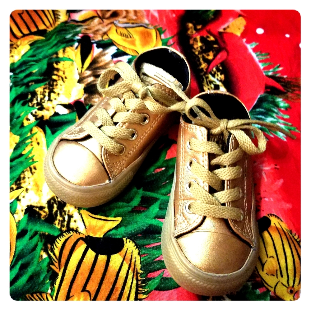 Converse Toddler size 5 tone on tone GOLD